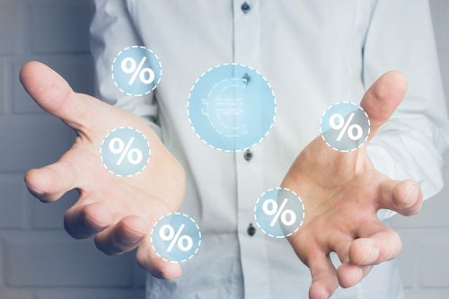 Person mit offenen Händen und Eurosymbolen