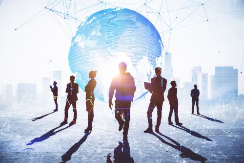 Weltkugel mit Silhouetten davor